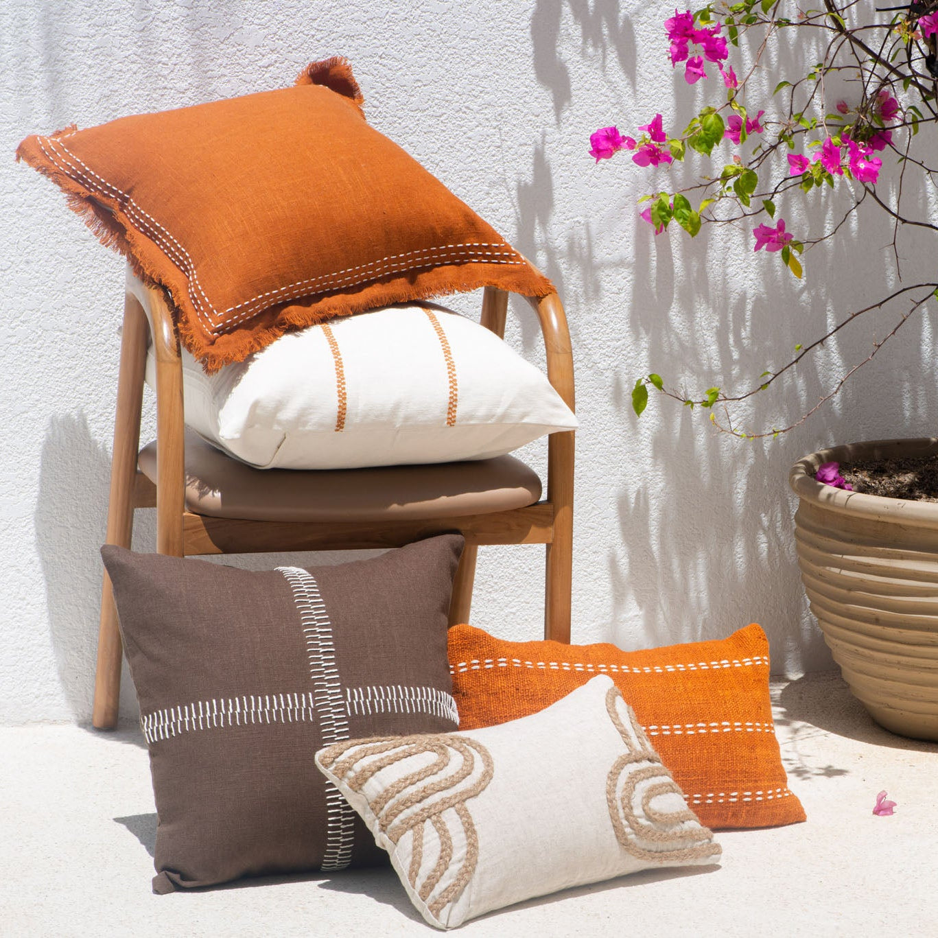 Natural Linen Cushion with Braided Raffia Detail – 30x50 cm