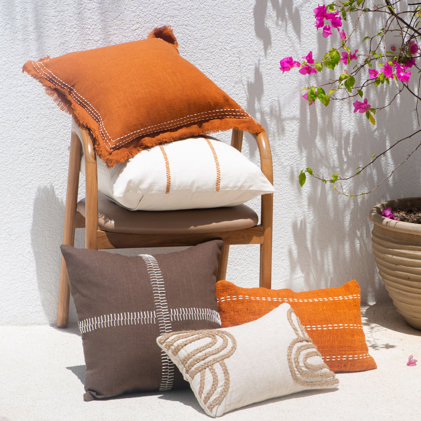 Natural Linen Cushion with Braided Raffia Detail – 30x50 cm